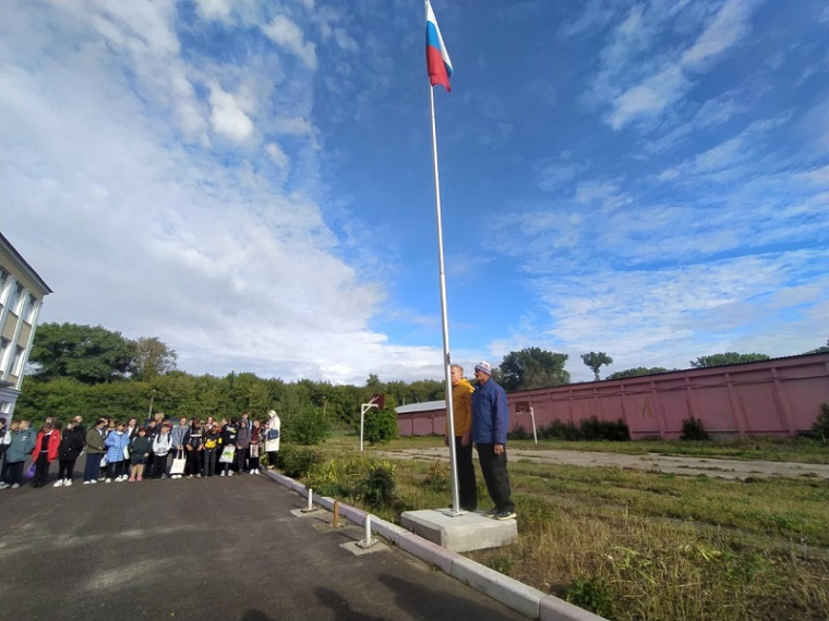 Церемония поднятия Государственного флага.
